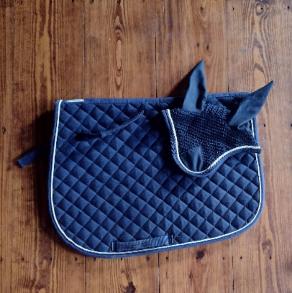 Dover Saddlery Navy and White Pipin Saddle Pad with matching Ear Bonnet